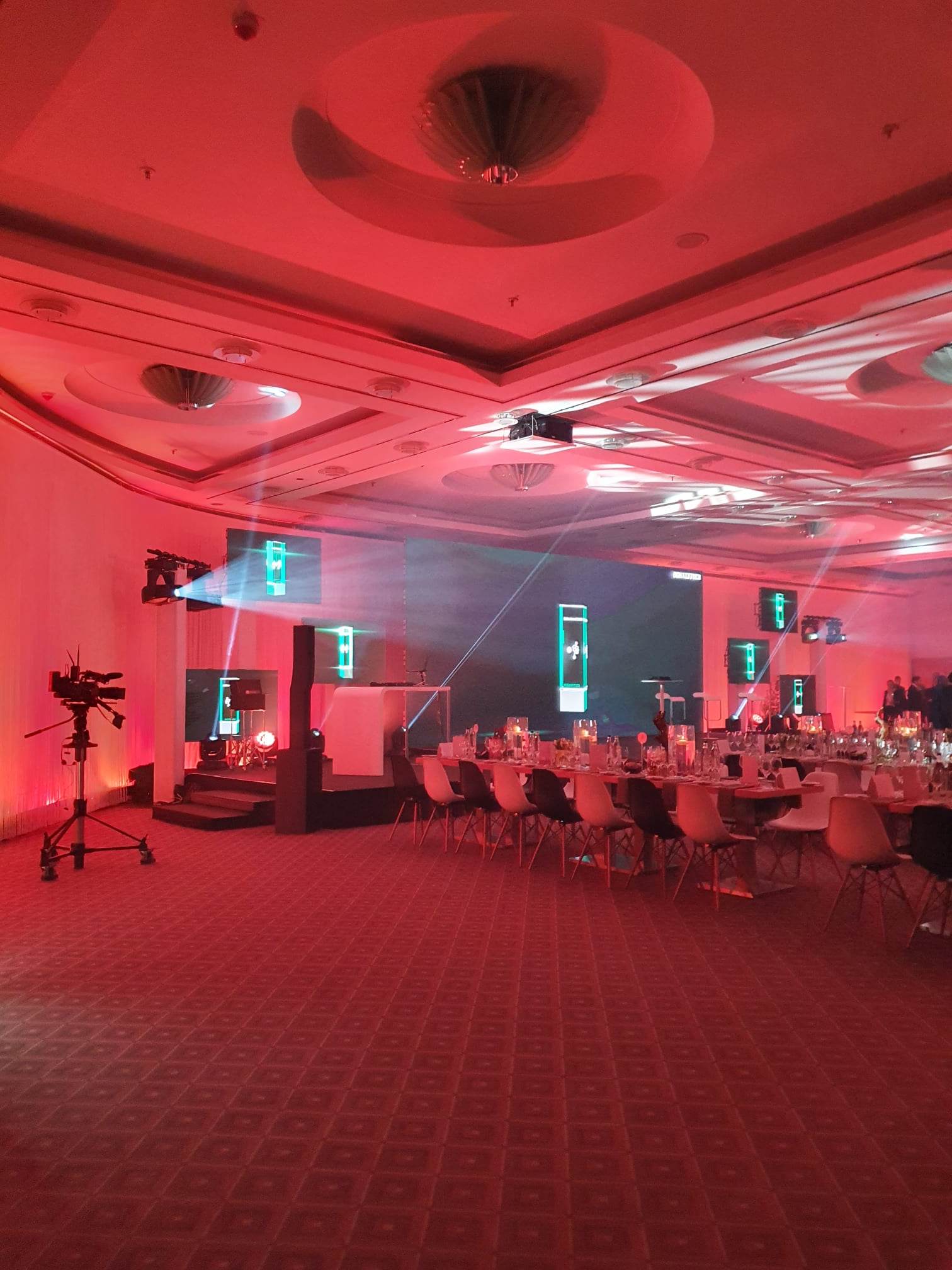 Beleuchteter Veranstaltungsraum für ein Business Event