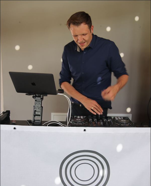 Hochzeits- und Event DJ Patric Kosche am DJ-Pult bei einer Veranstaltung in München