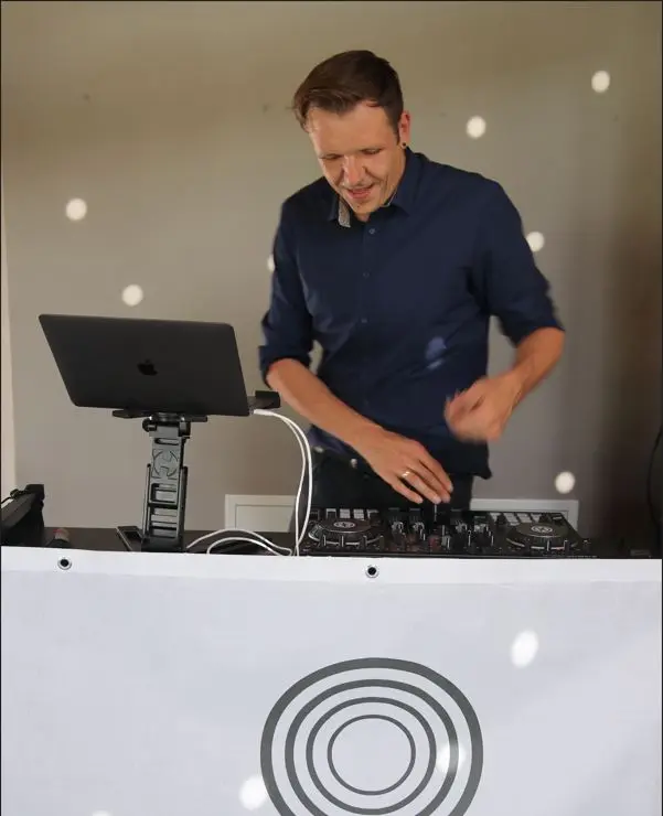 Hochzeits- und Event DJ Patric Kosche am DJ-Pult bei einer Veranstaltung in München