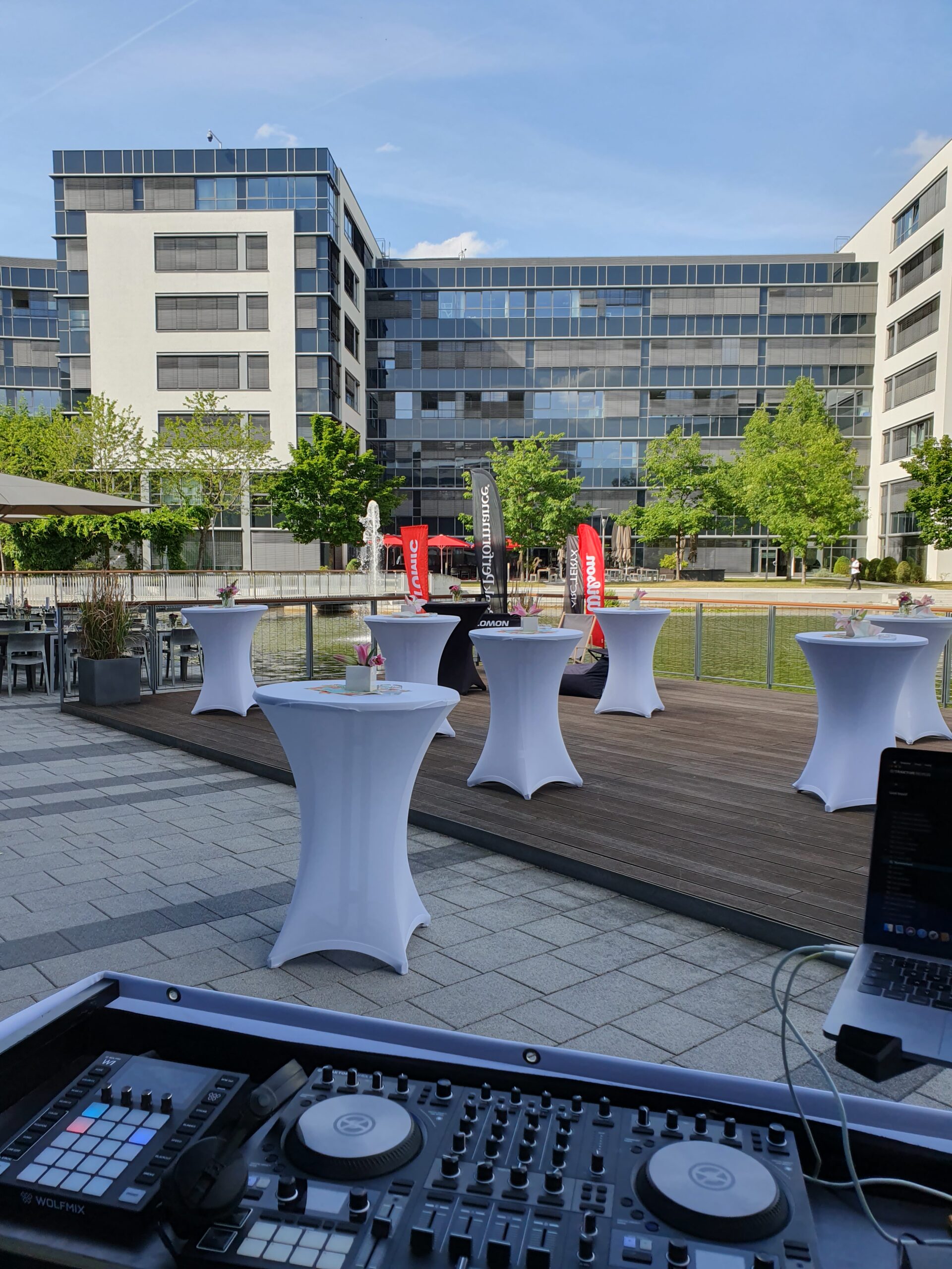 DJ-Setup bei einem Firmen-Sommerfest