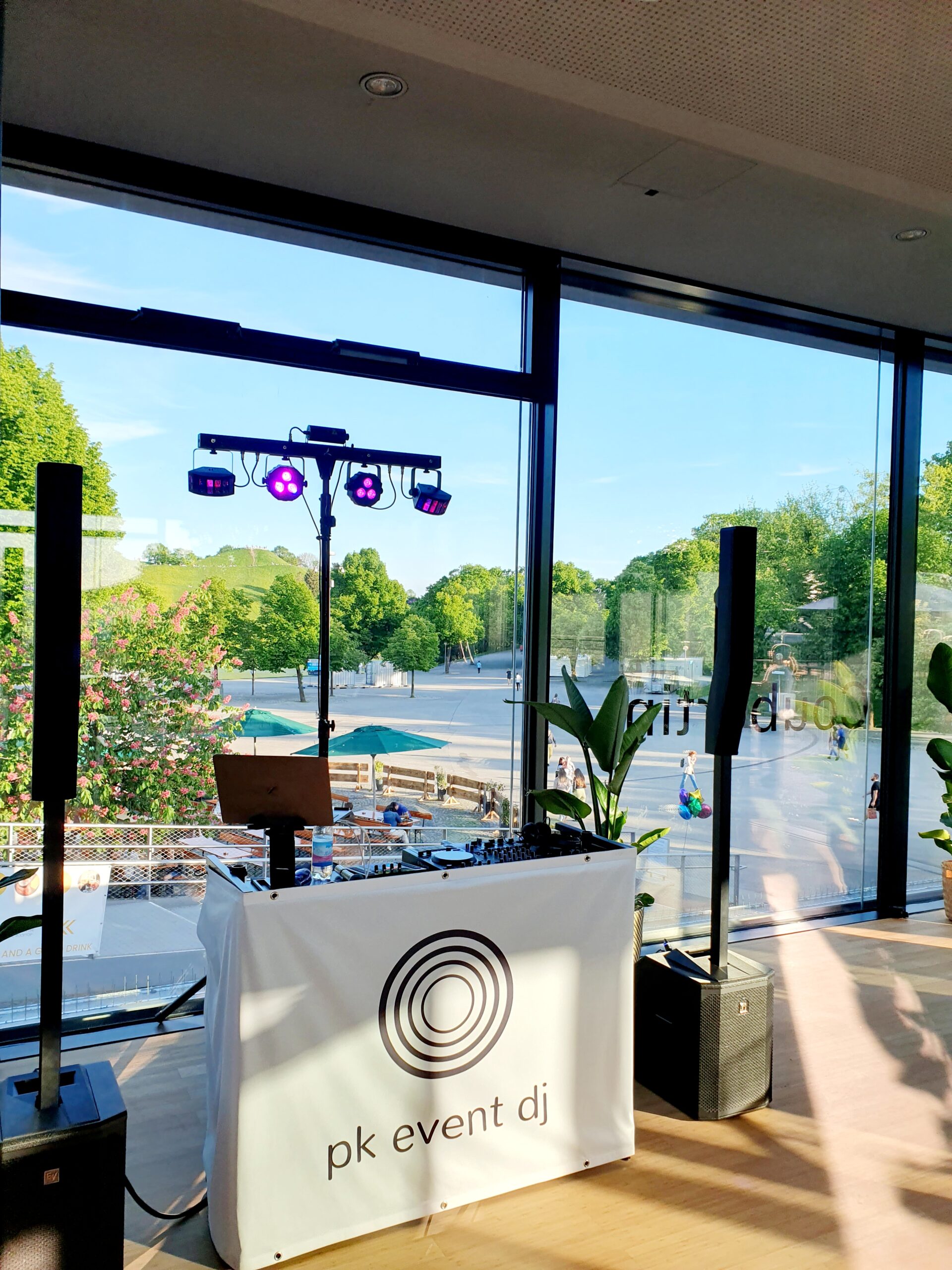 Event DJ Patric Kosche mit DJ-Setup im Olympiapark München